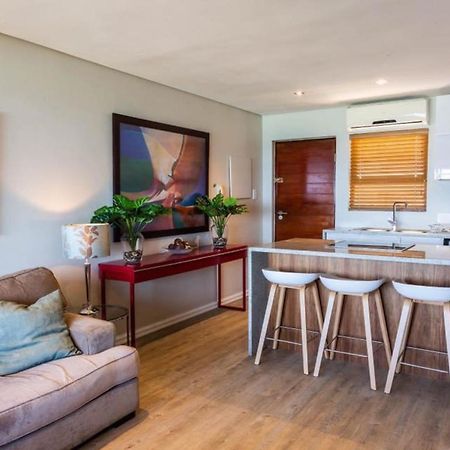 Appartamento 6 Dolphin Views La Mercy Beachfront Esterno foto