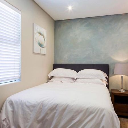 Appartamento 6 Dolphin Views La Mercy Beachfront Esterno foto