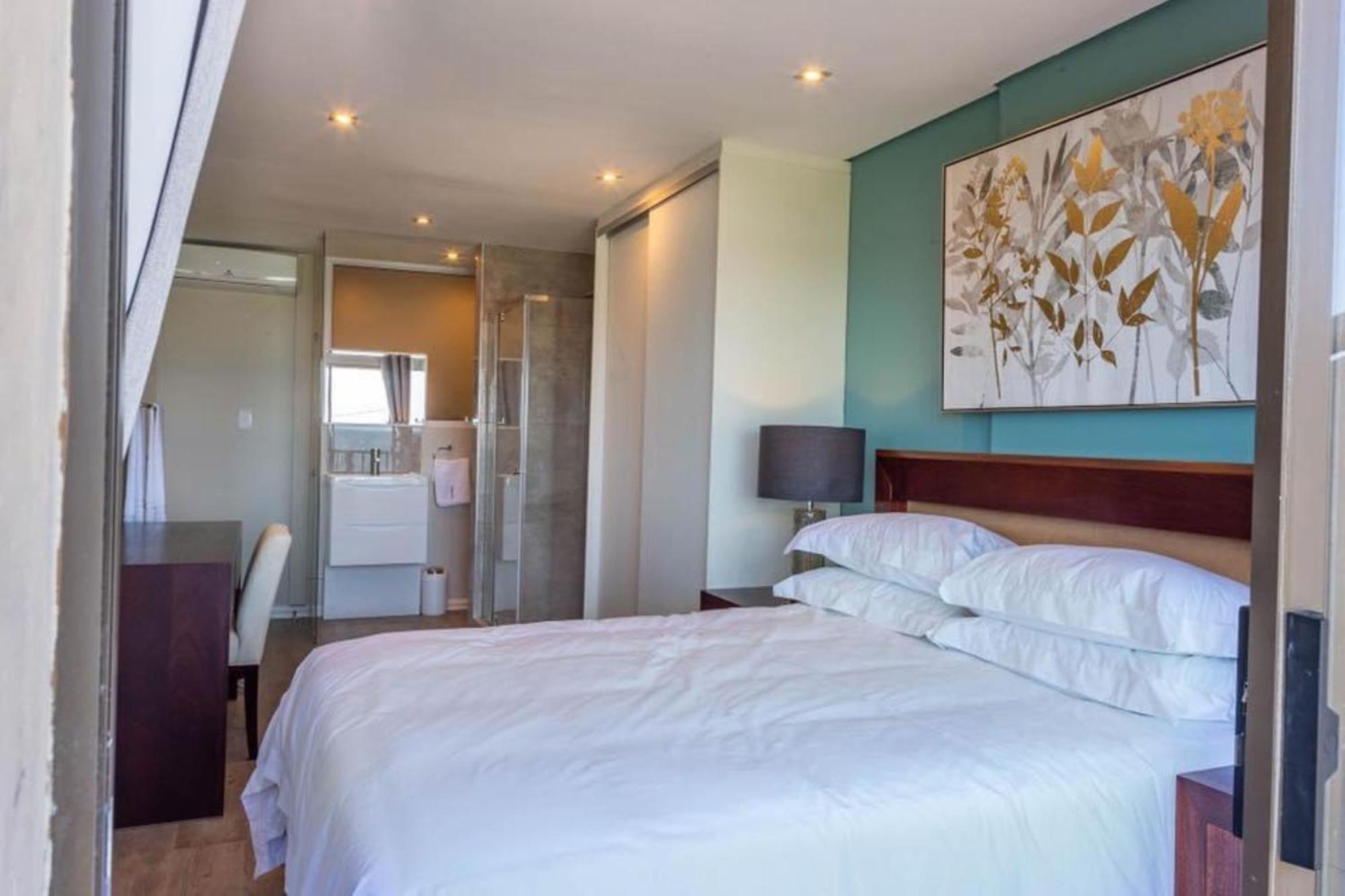 Appartamento 6 Dolphin Views La Mercy Beachfront Esterno foto