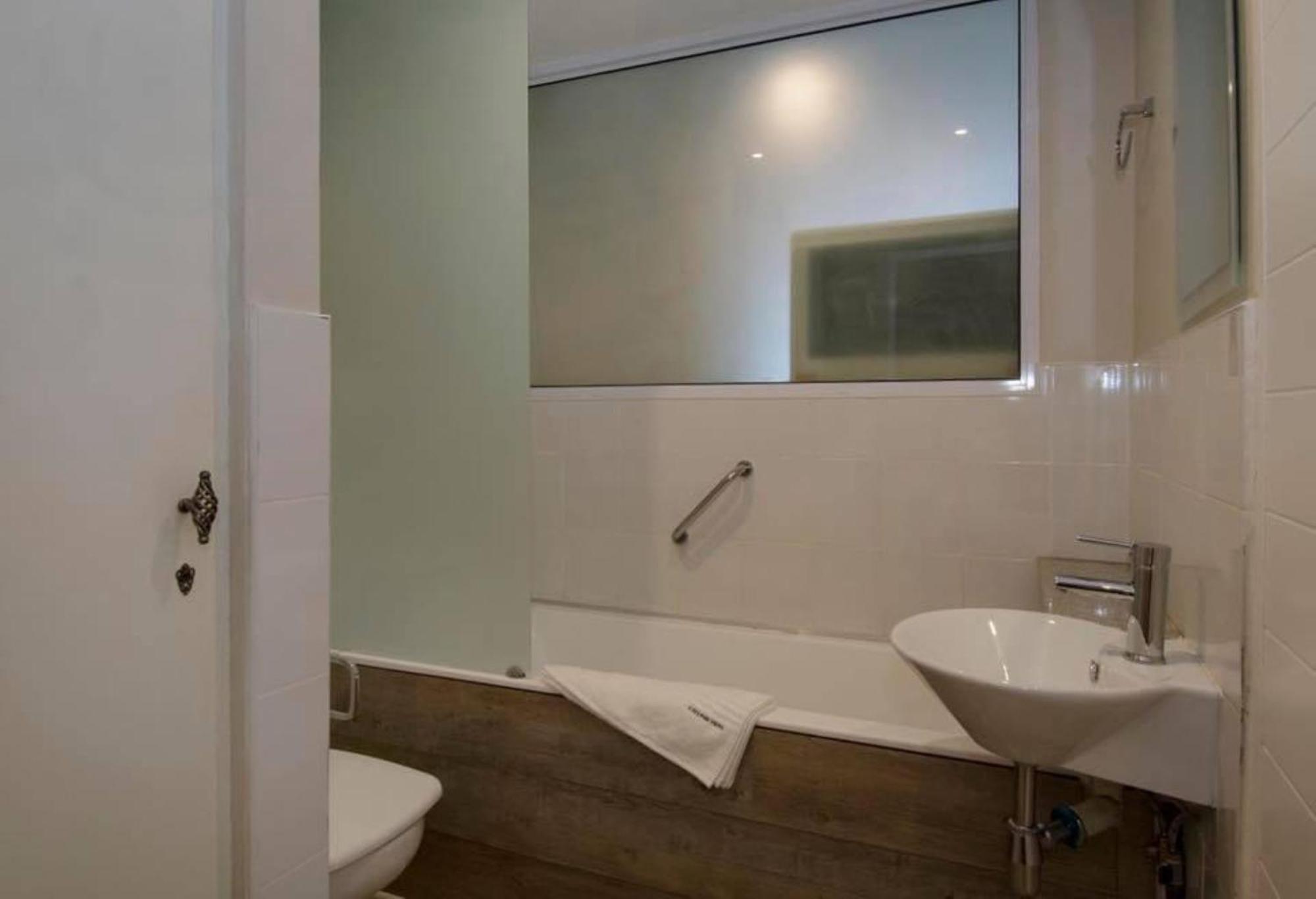 Appartamento 6 Dolphin Views La Mercy Beachfront Esterno foto